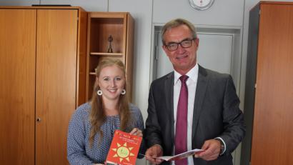 Bild: stg
Bürgermeister Werner Nickl und Susanne Schiller stellen das Ferienprogramm im Kemnather Rathaus vor