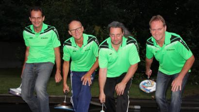 Bild: Rosner, Konrad
Sie haben gut lachen: Erstmals in der Vereinsgeschichte steigen die Asphaltstockschützen der Kondrauer Sportfreunde in die Landesliga auf. Unser Bild zeigt von links: Gerald Schnurrer, Matthias Schnurrer, Thomas Klein und Thomas Lochner.