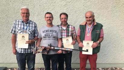 Bild: hkö
Die glücklichen „Meisterschützen“. Von links: Josef Legath, Winfried Haas, Schützenmeister Ralf Kastner und Ehrenschützenmeister Hans Englmann sind die bayerischen Landesmeister in der Disziplin Zimmerstutzen.