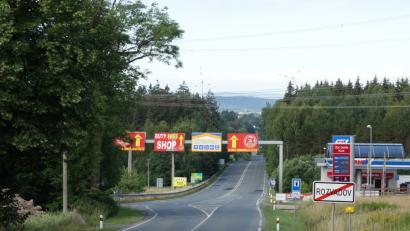Bild: Josef Forster
Auf 25 Jahre Partnerschaft können Waidhaus (im Hintergrund) und Rozvadov heute stolz sein. Die historische Grenzstraße verbindet beide Kommunen auf kürzester Strecke.