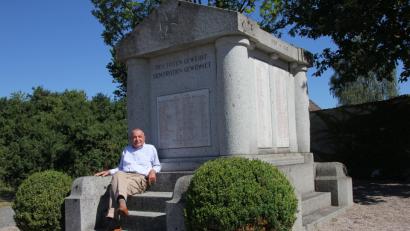Bild: Mardanow
Für das Foto hat Friedrich Brych, Vorsitzender des Denkmalpflegevereins, auf den Stufen des Ehrenmals Platz genommen. Die wiedererrichtete Gedenkstätte ist nun offiziell in die Denkmalliste aufgenommen.