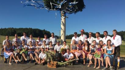 Bild: rtw
Nach dem Austanzen mit den Spitzboum freuen sich die Kirwapaare mit dem neuen Oberkirwapaar. Der Baum als Wahrzeichen musste mit viel Muskelkraft und Schweiß in die Senkrechte befördert werden.