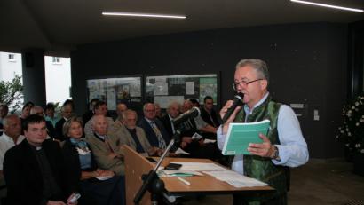 Bild: WRO
Bürgermeister Toni Dutz – mit der Festschrift in der Hand – stellte klar: „Das umfangreiche Werk, das von vielen Autoren geschaffen wurde, ist zugleich auch ein Heimatbuch.“
