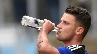 Bild: Alfred Schwarzmeier [AF] (alfred.schwarzmeier@oberpfalzmedien.de)
Nach dem Führungstreffer ein Schluck aus der Pulle: Josef Rodler erzielte das 1:0.