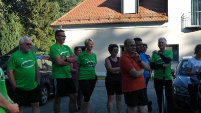 Bild: abu
Matthias Haberberger (von links), Matthias Mägler, Sandra Mandanici und Christine Kneißl lauschen der Trainierin, welche Route am heutigen Trainingstag absolviert wird.