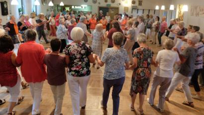 Bild: ohr
Der Arbeitskreis Amberg/Regensburg im Bundesverband Seniorenkreis hatte zu einem großen Tanzfest mit Tanzgruppen aus der ganzen Oberpfalz in Verbindung mit dem 10-jährigen Jubiläum des Tanzkreises Pfreimd in den Bodensteinersaal Stulln eingeladen. Die Eröffnung mit einer Polonaise in fantasievoller Choreografie stimmte auf das großartige Erlebnis ein.