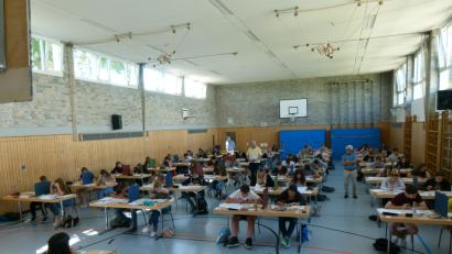 Bild: rn
Zum 44. Mal leitet Rudolf Danzer (Mitte) die "Auswahlprüfung für den Einstieg in die zweite Qualifikationsebene im nichttechnischen Bereich der Leistungslaufbahn".