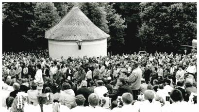 Bild: Steinbacher, Wolfgang [WSB]
Mariahilfbergfest 1997: Die Menschen drängen sich beim Gottesdienst um den Freialtar.