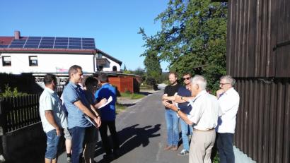 Bild: ld
Der erste Ortstermin der Sitzung des Bau-und Umweltausschusses war der Lohweg in Bernlohe.