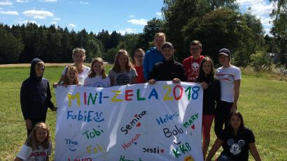 Bild: le
In bunten Schriftzügen stehen die Namen der Ministranten auf dem Banner für das Zeltlager.