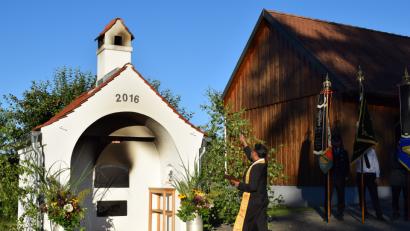 Bild: bnr
In einer beispielhaften Gemeinschaftsleistung hat die Dorfgemeinschaf Saltendorf einen neuen Backofen gebaut..Pater Georg Parampilthadathil erteilte dem Schmuckstück den kirchlichen Segen.