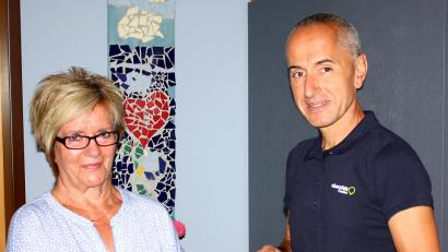 Bild: R. Kreuzer
"Justus, der Schlauradler", lautet der Titel des Werkes zur Unterstützung der Verkehrserziehung. Marketingassistent Werner Striegl überreicht 60 Lernhilfen an die Albert-Schweitzer-Schule, die in diesem Jahr an der Reihe war.