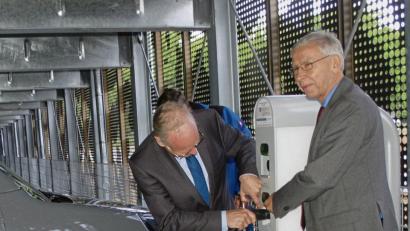 Bild: GIB
Unirektor Udo Hebel und Unikanzler Christian Blomeyer führten eine der Ladestationen in den Parkhäusern vor.