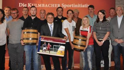 Bild: es
Bezirksvorsitzender Thomas Graml (rechts) und Marketingleiterin Birgit Reichhardt (links) von der Kulmbacher Brauerei überreichten am Donnerstag im Wellness- & Sporthotel „Zur Post“ in Tännesberg den Fairness-Preis.