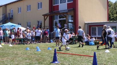 Bild: edo
Kicken für einen guten Zweck- dieses Konzept kommt beim Schulfest super an. Schulleiterin Hedwig Forster, ihre Stellvertreterin Ingrid Schmidt und das Lehrerteam der Grundschule Oberbibrach treffen mit der „BallHelden- Aktion“ genau den Nerv der Kinder und der zahlreichen Besucher.