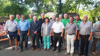 Bild: gz
Beim Sommerfest der Siedlergemeinschaft danken die Verantwortlichen Kassenprüfer Egbert Kohl (Sechster von links) und Ehrenmitglied Siegmund Witzlau (Fünfter von links) für 30 Jahre Mitgliedschaft.