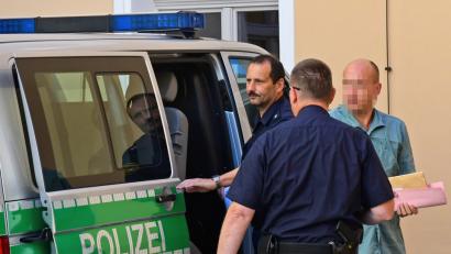 Bild: Petra Hartl
In Fußfesseln wurde der Angeklagte im Landgericht vorgeführt.