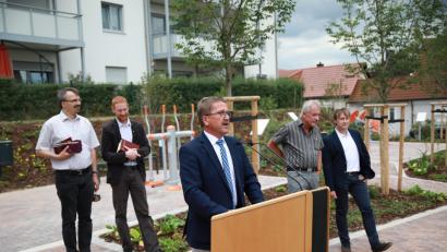 Bild: NJN
Bürgermeister Hans Donko eröffnet die Einweihungsfeier. Mit auf dem Bild (von links) Pfarrer Martin Besold, Pfarrer Christoph Zeh, Landschaftsarchitekt Albrecht Strohn und Diplomingenieur Markus Münchmeier.
