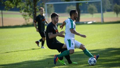 Bild: BRÜ
Gebenbachs Oldie Oliver Gorgiev (rechts) im Zweikampf mit seinem Neukirchener Gegenspieler.