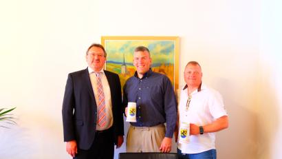 Bild: zip
Bürgermeister Hans-Martin Schertl (von links) begrüßte Oberst Adam J. Boyd und Command Sergeant Major Michael Sutterfield im Vilsecker Rathaus.