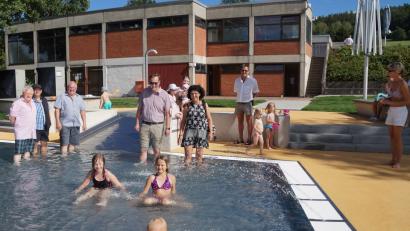 Bild: WEU
Bürgermeister Heinz Weigl und einige Stadträte freuten sich über den gelungenen Kleinkinderbereich im Freibad und beobachteten begeistert, wie sich die Kleinen in der neuen Anlage vergnügten.