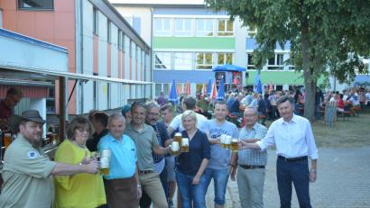 Bild: ak
Rathauschef Günter Kopp (vorne, Dritter von links) stößt unter anderem mit Ehrenbürger Gerd Schönfelder (rechts daneben), drittem Bürgermeister Günther Bäte (links), Altbürgermeister Hans-Gerd Reindl (rechts), Gemeinderäten und Vereinsvertretern auf das 24. Bürgerfest an.