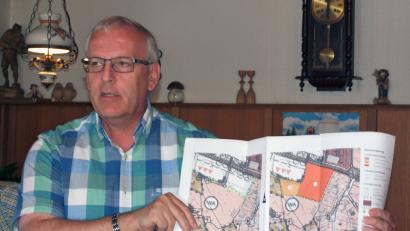 Bild: sön
Winfried Franz, Neukirchens Bürgermeister und SPD-Fraktionssprecher im Kreistag, stellte auch mit einem Plan den für seine Gemeinde geplanten Verbrauchermarkt vor, für den er im kommenden Frühjahr mit dem Baubeginn rechnet.