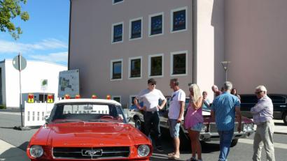 Bild: abu
Celebrating Elvis vor und in der Stadthalle mit US-Oldtimern, den "Ridin´ Dudes" und Elvis-Interpret Ron Glaser.