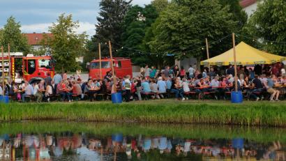 Bild: ohr
Das Weiherfest der Feuerwehr Stulln ist ein Besuchermagnet. Die Gäste nutzten den idyllisch gelegenen Platz in der Ortsmitte zu einem gemütlichen Beisammensein. Auch ein unerwarteter Regenschauer konnte die Stimmung nur etwas trüben.
