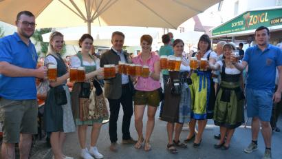 Bild: JR
Wieder ein voller Erfolg wurde am Wochenende das 15. Zoiglfest des Mitterteicher Burschenvereins am Anger. Schirmherr Bürgermeister Roland Grillmeier (Mitte), Festleiter Tobias Zintl (rechts) und Burschen-Vorsitzender Hans Fick (links) genossen dieses Fest, während die hübschen Bedienungen alle Hände voll zu tun hatten.