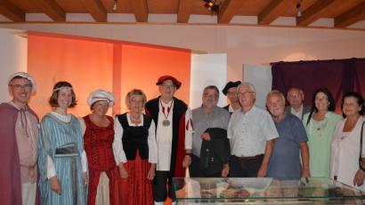 Bild: Freya Stöckl
Raphael und Christa Haubelt (von links) begrüßten ihre Besucher und Ehrengäste anlässlich der Ausstellungseröffnung zum Thema "Das Mittelalter im Licht der Farben"