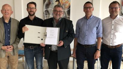 Bild: exb
Unterzeichneten am Freitag den Vertrag: Im Bild von rechts Herbert Werner (Vorstand Bemo), Markus Willert (Geschäftsführer Voltgrün), Bürgermeister Armin Schärtl (Vorstand Bemo), Stefan Trummer (Geschäftsführer Voltgrün) und Ernst Bräutigam (Vorstand Bemo).