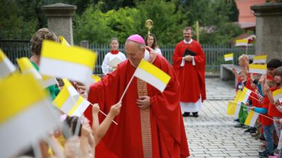 Bild: NJN
Weihbischof Reinhard Pappenberger segnet vor dem Gottesdienst die Buben und Mädchen des St. Elisabeth-Kindergartens.