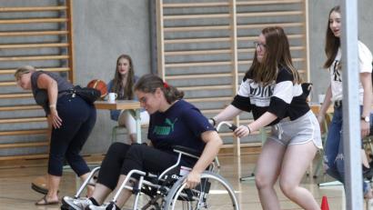 Bild: rhi
Beim Hindernisparcours mit dem Rollstuhl leisteten die Jugendlichen der Pfreimder Mittelschule Hilfestellung.