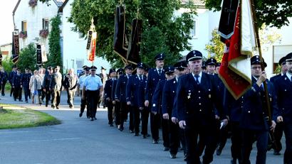 Bild: KZR
Der Kirchenzug mit den zahlreichen Feuerwehren aus dem Umland, die mit ihren Fahnen kamen.
