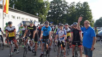 Bild: DU
Bereits um 7 Uhr früh schickt Organisationschef Markus Dobmeier (rechts) per Handzeichen 180 Radsportler auf die drei großen Strecken der 22. RTF durch den Oberpfälzer Wald.