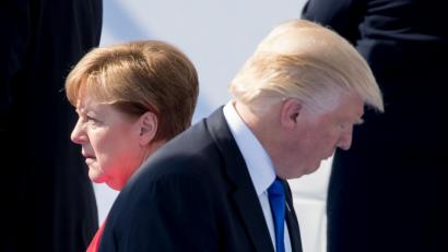 Bild: Kay Nietfeld/dpa
Der Präsident der Vereinigten Staaten von Amerika, Donald Trump, und Bundeskanzlerin Angela Merkel (CDU) gehen am 25. Mai 2017 in Brüssel beim Nato-Gipfel bei der feierlichen Eröffnung des neuen Nato-Hauptquartiers an einander vorbei.