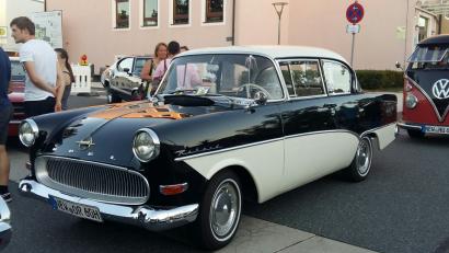 Bild: ABU
US-Oldtimer bei Celebrating Elvis vor der Stadthalle Grafenwöhr.