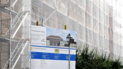 Bild: Hartl, Petra [HTL] (PETRA.HARTL@oberpfalzmedien.de)
Eine Gerüst und eine Bautafel. Viel mehr ist von der Städtischen Wirtschaftsschule in der Ziegelgasse im Augenblick nicht zu sehen. Deren Sanierung läuft auf Hochtouren.