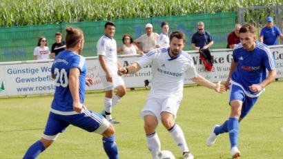 Bild: HEH
Die Etzenrichter Helmut Jurek (links) und Mario Zivatovic (rechts) bedrängen im Endspiel den Röslauer Sebastian Hermann.
