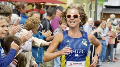 Bild: Ziegler
Nachdem der Stadtlauf ein Jahr pausiert, weil keine Ausrichter gefunden wurden, ist es dank des P-Seminars endlich wieder soweit: Mit viel Arbeit und Unterstützung organisieren erstmals die Schüler den Stadtlauf.