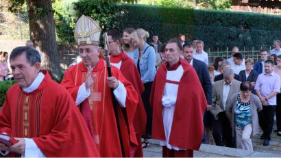 Bild: le
Erstmals werden Firmlinge und Paten am Marktplatz empfangen, wie am Samstag durch Abt Thomas Freihart vom Kloster Weltenburg.