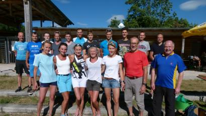 Bild: rn
Sie siegten beim Rußweiher-Triathlon: (hinten von links) Pierre Jander, Frank Dietrich, Christian Dietl, Holger Räth, Ulrich Räth, Martin Johanni, Andreas Besold, Alfred Schwabl, Micha Grosch, Wolfgang Uschold, Wolfgang Späth; (vordere Reihe von links): Astrid Bardenheuer, Maike Osterbrink, Christiane Bardenheuer, Katja Hornung, Julia Merk mit Spartenleiter Karl Lorenz und Bürgermeister Peter Lehr.