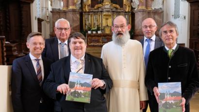Bild: do
Speinshart soll bei den Ehrengästen in guter Erinnerung bleiben. Georg Girisch übereicht deshalb Bildbände des Klosters an Festredner Bernd Posselt und Regierungspräsident Axel Bartelt. Unser Bild zeigt von links: MdL Tobias Reiß, Georg Girisch, Bernd Posselt, Prior Pater Benedikt Schuster, Bürgermeister Albert Nickl und Regierungspräsident Axel Bartelt.