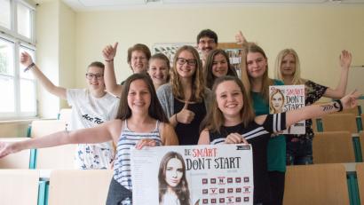 Bild: Peter Ringeisen/exb
Arbeitsgruppe Film der G8a abgebildet sowie Oberstudiendirektor Günter Jehl (hinten Mitte) und Oberstudienrätin Doris Riedel (links daneben)