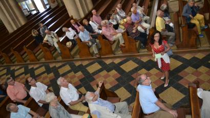 Bild: Bernhard Czichon
Gästeführerin Eva Ehmann erklärt den Schulleitern aus der Oberpfalz die Josefskirche