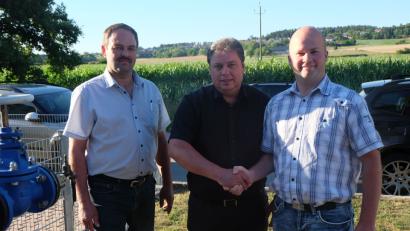 Bild: ohr
Der Zweckverband zur Wasserversorgung der Pretzabrucker Gruppe beschäftigt zur Betreuung des Versorgungsgebietes zwei Wasserwarte. Vorsitzender Bürgermeister Hans Gradl (Mitte) stellte Jürgen Obendorfer (rechts) als Nachfolger von Ludwig Forster vor. Links im Bild Richard Setzer.