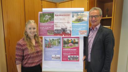 Bild: jzk
Susanne Schiller stellt Bürgermeister Werner Nickl die fünf geplanten Sommerkonzerte vor.