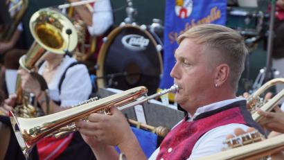 Bild: BKR
Jürgen Schönfelder aus Ahornberg ist ein Verbindungsglied zwischen der Feuerwehr und der Stadtkapelle. Im Orchester spielt er das Flügelhorn.