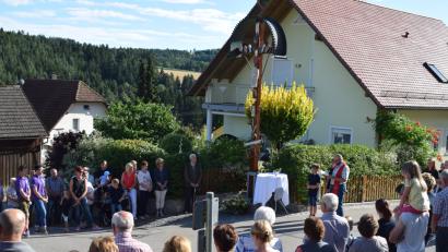 Bild: BNR
In einer gelungenen Gemeinschaftsleistung hat die Dorfgemeinschaft Atzenhof das Arma-.Christi-Kreuz erneuert. Pfarrer Hans Spitzhirn erteilte dem Schmuckstück den kirchlichen Segen.